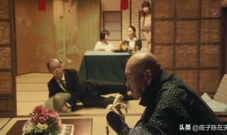 奶奶跳舞爷爷扇扇子